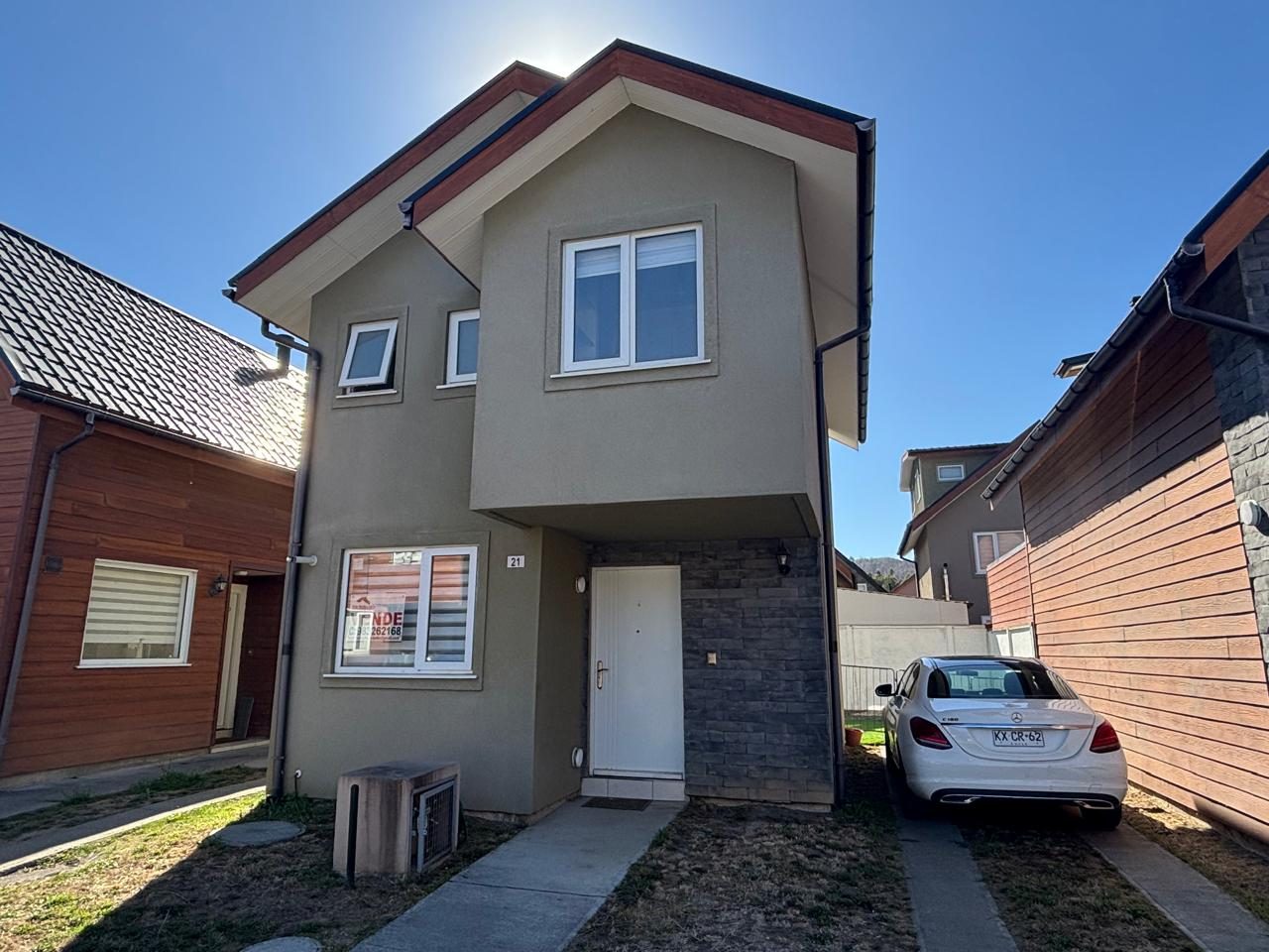 Fachada de casa en condominio